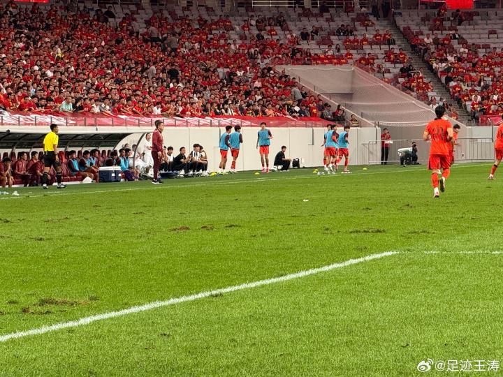 记者：西安这个草坪从美国进口的，奈何西安连日高温后又连日阴雨